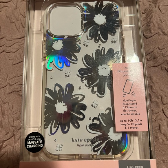 Selling a like new Kate Spade ♠️ case - Picture 2 of 5